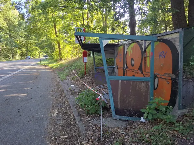 Das Buswartehäuschen an der Haltestelle "Auf der Horst" war seit einem Unfall Ende Juni zerstört | Foto: Wochenblatt