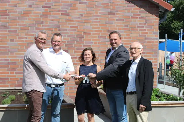 Offizielle Schlüsselübergabe bei den "Kleinen Kranichen" (v.li.): Samtgemeinde-Bürgermeister Knut Willenbockel, DRK-Geschäftsführer Uwe Lütjen, Einrichtungsleiterin Stephanie Kinzel sowie die Architekten Malte Wriedt und Heinrich Wiebusch | Foto: sb