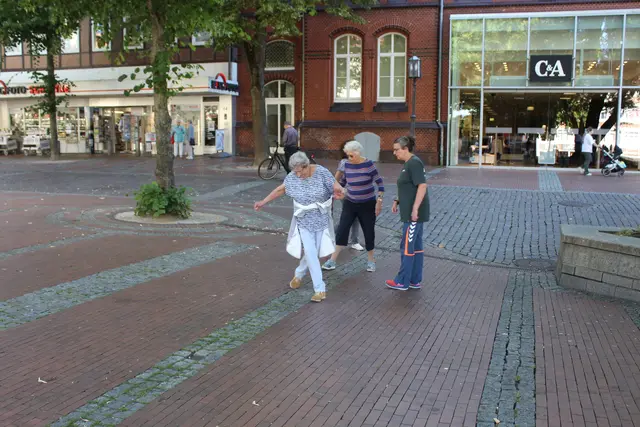 Ohne Scheu vor Publikum absolvierten die Seniorinnen unter Anleitung von Wencke Delekat ihre Übungen | Foto: sb