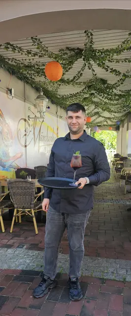 Ismail Abali im Außenbereich des Märchenhaft | Foto: Juliett Schinner
