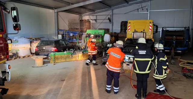 Technische Hilfe erforderlich: Bei einem Übungsszenario war jemand unter einem Lkw eingeklemmt | Foto: FF Leversen-Sieversen/ Schubert