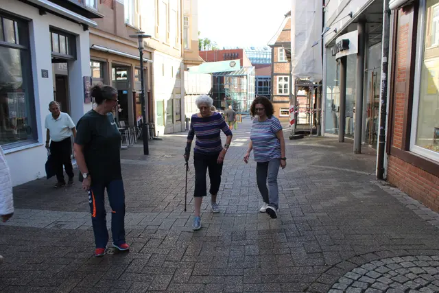 Ausfallschritt über den hellen Pflasterstreifen | Foto: sb