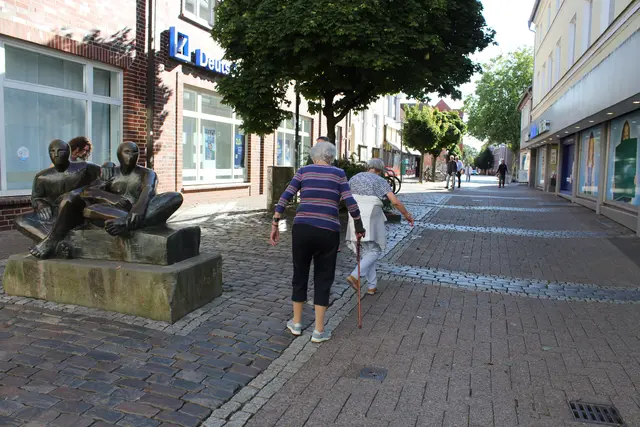 Beim Gehen nicht die hell gepflasterte Linie berühren oder schnurgerade auf ihr balancieren – Kinder spielen so etwas gerne | Foto: sb