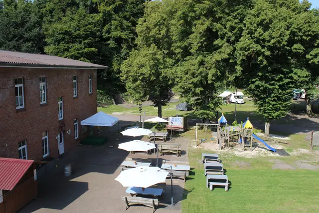Blick vom Festungsdach auf den Innenhof mit Sitzgelegenheiten und Spielplatz | Foto: sb