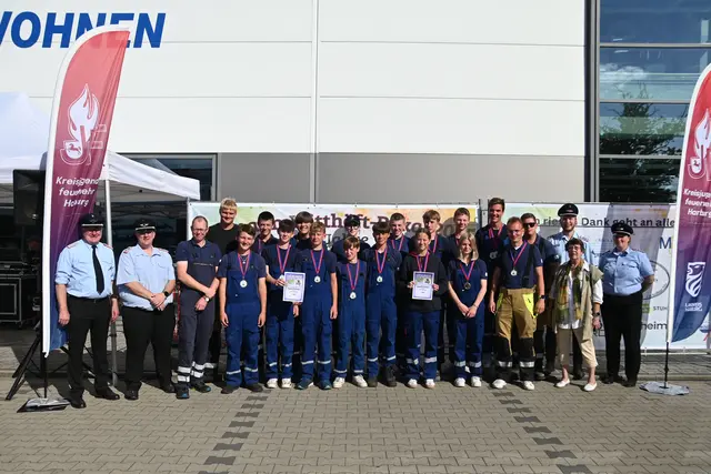 Die Siegergruppen der Jugendfeuerwehr Fliegenberg-Rosenweide mit Kreisbrandmeister Jörn Petersen (li.), stellv. Landrätin Christa Beyer (2.v.r.) und Kreisjugendwart Eike Rothe (3.v.r.) | Foto: Mathias Wille