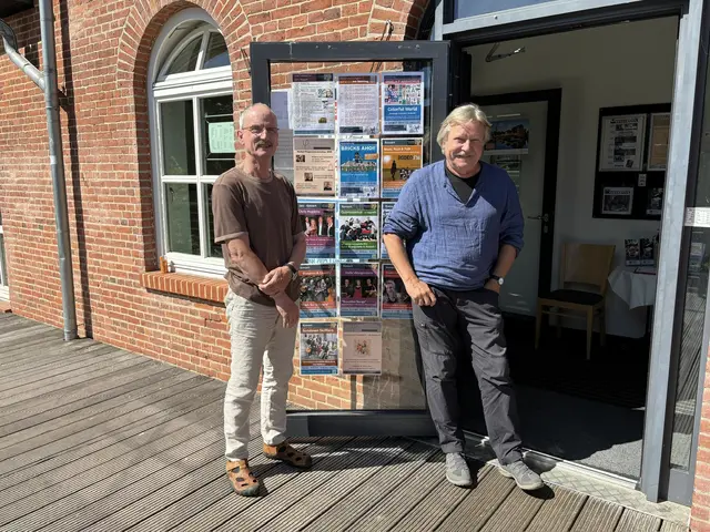 Seit über 40 Jahren für die Buxtehuder Kulturszene im Einsatz: Michael Schneevoigt (li.) und Jens Wilke | Foto: pau