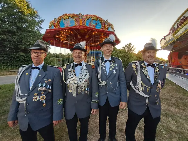 Schützenkönig 2025/2026 Sven Christen (2. v. li.) mit seinen Adjutanten Heiko Rehwinkel, Leon Christen und Markus Flieger | Foto: Anika Werner