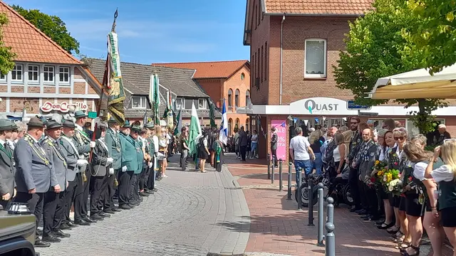 Abholen des Königs in der Marktstraße | Foto: Schützenverein
