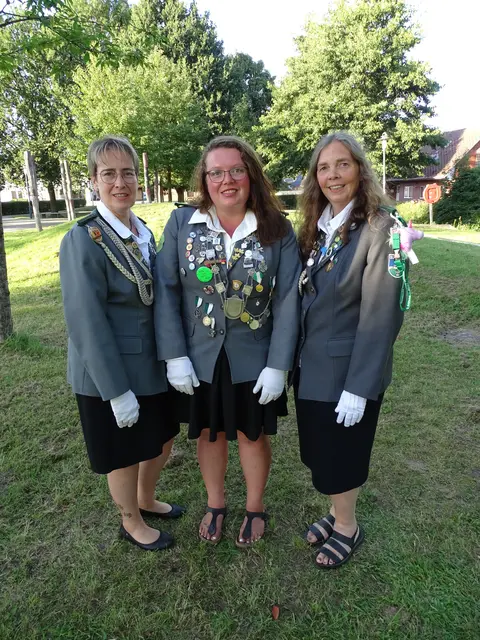 Beste Dame Janine Wilhelmi (Mitte) mit ihren Adjutantinnen | Foto: Schützenverein Bützfleth