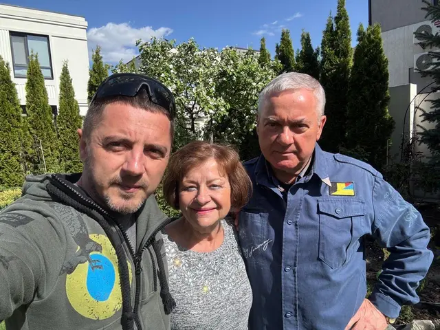 Grischa Kaflowsky (re.) mit seiner Frau Halyna und Sohn Sascha im Garten in Kiew | Foto: G.K.