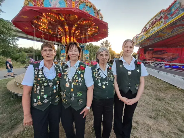 Damenkönigin Regina Christen (2. v. li.) mit ihren Adjutanten Andrea Benecke, Waltraud Gyss und Johanna Born | Foto: Anika Werner