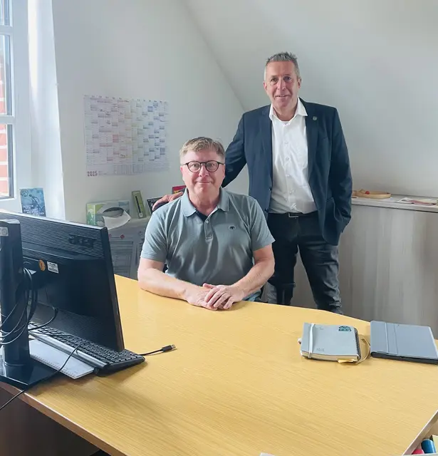 Rathauschef Tim Gerke (re.) freut sich, mit dem ehrenamtlichen Versichertenberater Joachim Eckhoff einen Experten gefunden zu haben | Foto: SG Lühe