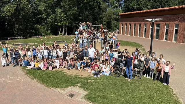 Freude über den Stadtradeln-Erfolg: die Schüler und Lehrer der Elbdeich-Grundschule mit den Sponsoren Doris und Jörn Stoffregen (vorne, Mi.) | Foto: Schulverein Elbdeich-Grundschule Drage