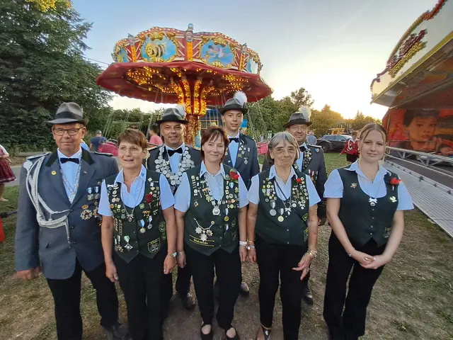 Hinten von links: Adjutant Heiko Rehwinkel, Schützenkönig Sven Christen, Adjutant Leon Christen, Adjutant Markus Flieger. Vorn von links: Adjutantin Andrea Benecke, Damenkönigin Regina Christen, Adjutantin Waltraud Gyss, Adjutantin Johanna Born. | Foto: Anika Werner