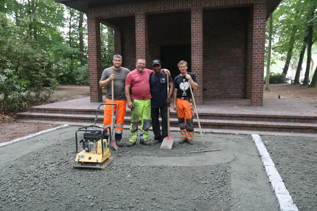 Mitarbeiter der Firma Wiechern gestalteten jüngst den Vorplatz des Mausoleums neu | Foto: Stadt Buchholz