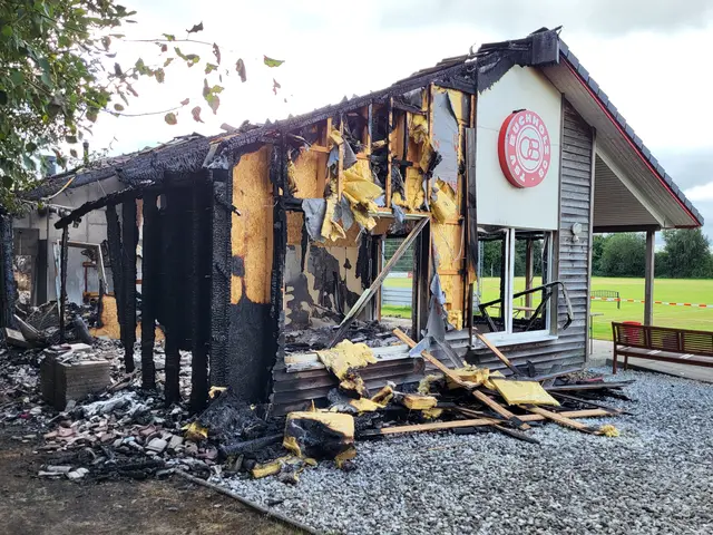 Nicht nur das Vereinsheim ist ein Trümmerhaufen, sondern alles, was darin gelagert war. Unter anderem Trikots der Jugendfußballmannschaften | Foto: sh