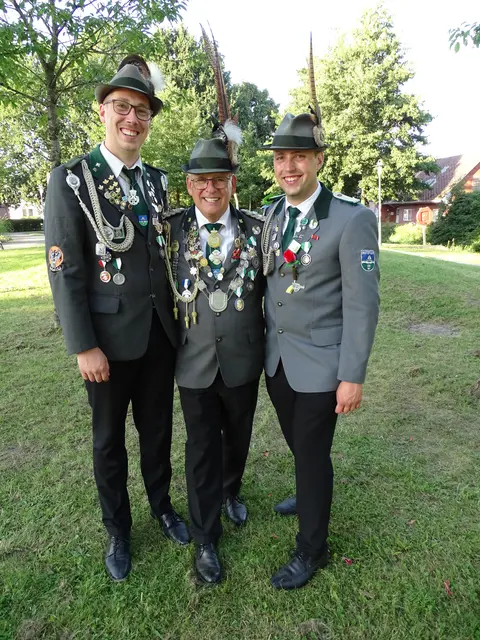 Bester Mann Jens Szidat (Mitte) mit seinen Adjutanten | Foto: Schützenverein Bützfleth
