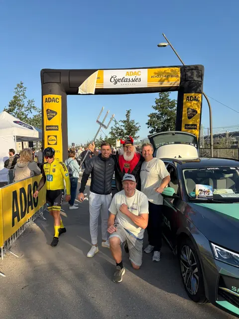 Das Fahrerteam trifft Tourteufel Didi Senft: Kevin Matuschak (li.), Detlef Puls (u. mi.) und Kai Matuschak – nicht abgebildet: Rennleiter des Jedermann-Rennens Uwe Vahrenkamp | Foto: Kai Matuschak