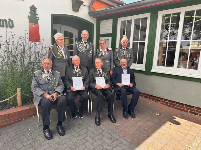 Die Ehrenmitglieder des Schützenvereins Bützfleth (hinten, v.li.): Marianne Thom, Günter Wichers, Malis Bröcker, Wilhelm Dinklage sowie (vorne, v.li.):  Ehrenpräsident Wolfgang Rust, Heinz Hollander, Herbert von Holt und Bernhard von Schassen | Foto: Schützenverein Bützfleth