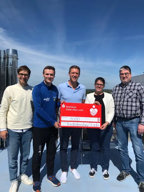 Von links: Julius Mohr, Organisator Udo Feindt, Sven Heinsohn, Susanne Rabenschlag von der Krebsberatungsstelle Stade und Sven Brinkmann
 | Foto: Mohr Dollern