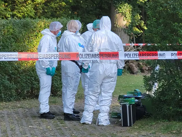 Die Kriminaltechniker untersuchten am frühen Abend den Tatort in Klein Todtshorn | Foto: sh