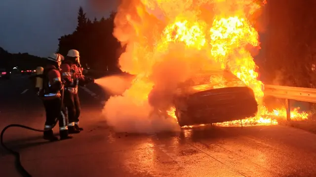 Das Mercedes Sportcoupé stand komplett in Flammen | Foto: Freiwillige Feuerwehr Samtgemeinde Hanstedt  Pressestelle Nord