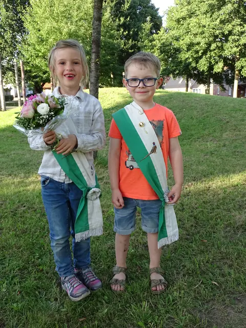 Vogelkönigin Tessa Riedel und Vogelkönig Vincent Paur | Foto: Schützenverein Bützfleth