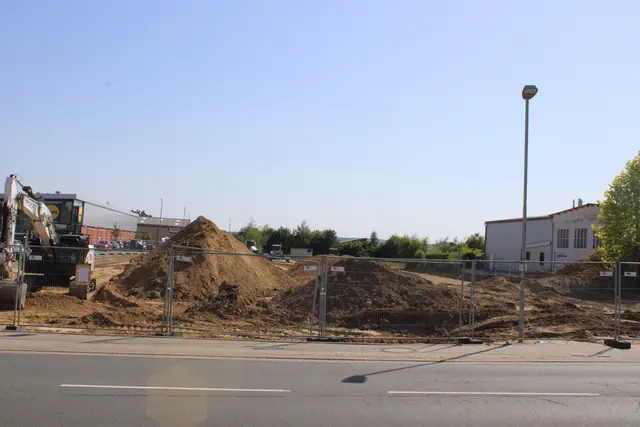An der Bahnhofstraße in Salzhausen laufen die Bauarbeiten für das neue Nahversorgungszentrum  | Foto: ce