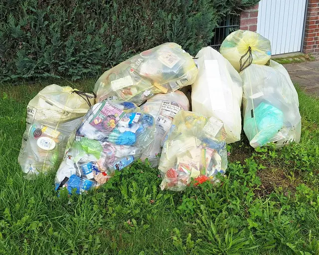 Derzeit läuft's gar nicht im Landkreis: In vielen Dörfern, hier in Dibbersen, blieben die Gelben Säcke tagelang liegen | Foto: Kriese