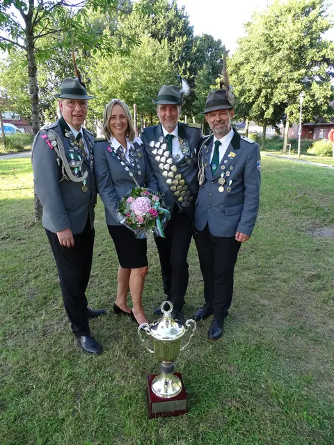 Das Königspaar mit Adjutanten | Foto: Schützenverein Bützfleth