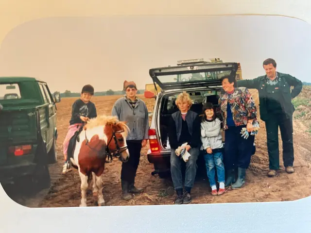 Aus früherer Zeit: bei einer Pause auf dem Feld (v. re.): Bernd Oelkers, Annegret Büker – Jubilarin, Angela Oelkers, Dorothea Bartels, Hannelore Oelkers, Arndt Oelkers auf dem Pony | Foto: Oelkers
