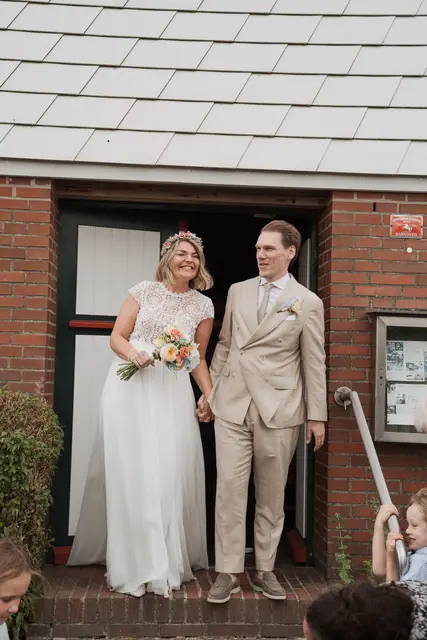 Begeistert von der Location: Frederik Haensch und Gesa Neemeyer bei ihrer Hochzeit in der Eyendorfer Windmühle | Foto: Saskia Allers Fotografie