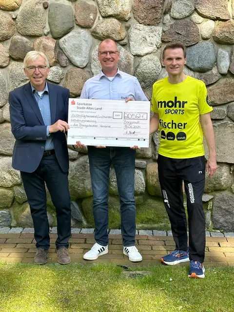 Bargstedts Bürgermeister Ulrich Rathjens, Sponsor Heiko Fischer und Teamchef Udo Feindt | Foto: Info Fischer