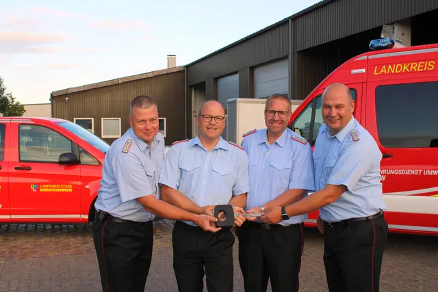 Freuen sich über die Beschaffungen: (v.li.) der Leiter der Umwelteinheiten Holger Hase, Kreisbrandmeister Henning Klensang, Zugführer Fernmeldezug Marco Lengsfeld und Zugführer Energiefachzug Jens Westphal | Foto: Stefan Braun, FFW LK Stade