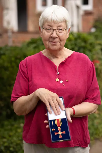 Bundesverdienstkreuzträgerin Elisabeth "Lieschen" Mestmacher mit ihrer Auszeichnung | Foto: Oliver Voß