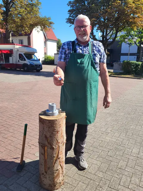 Wilfried Wilkens an der Münzpräge