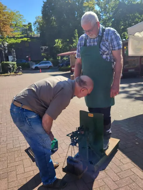 Wilfried Wilkens steigt auf die antike Waage lässt sich von Holger Krüger wiegen