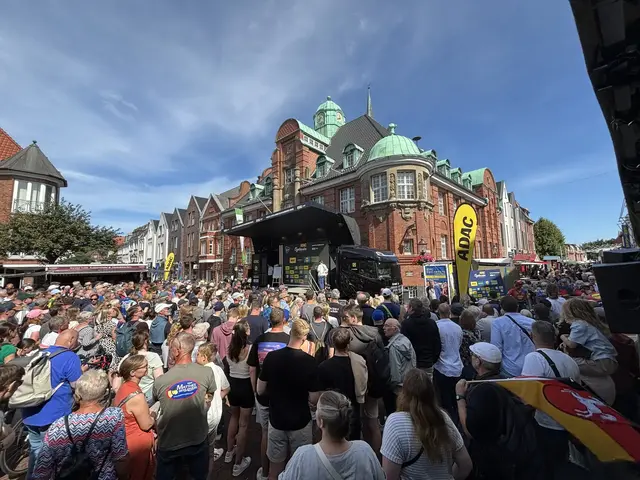 Die Elitesportler wurden vor dem Rennstart auf dem Buxtehuder Rathausplatz vorgestellt – auch hier war der Besucherandrang groß | Foto: pau