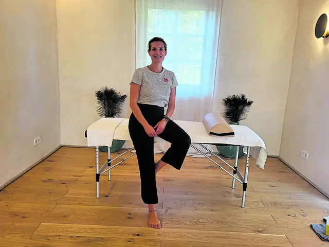 Sandra Polenz kommt mit ihrer mobilen Liege in Firmen und zu Privatkunden