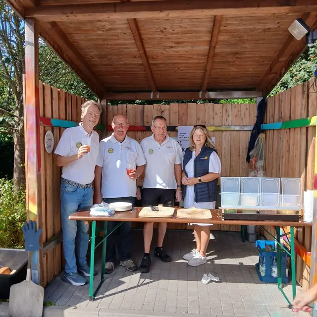 Am Stand des Rotary Clubs (v. li.): Dietrich Knüpffer, Lothar Heinemann, Klaus-Martin Peters  und Claudia Glume | Foto: Rotary Club Neu Wulmstorf