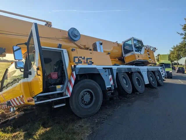 Der Autokran im Graben | Foto: Polizei