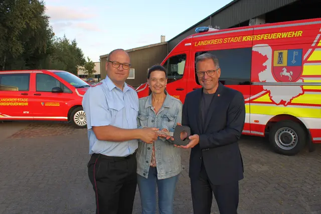 Landrat Kai Seefried (re.) und Dezernentin Sabine Brodersen übergeben den symbolischen Schlüssel an Kreisbrandmeister Henning Klensang | Foto: Stefan Braun, FFW LK Stade