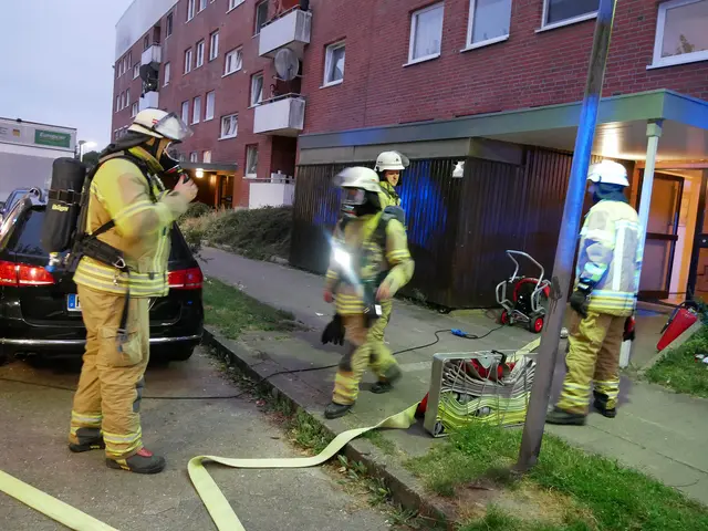 Mit Atemschutzmasken betrat die Feuerwehr die betroffene Wohnung | Foto: Erwin Bube