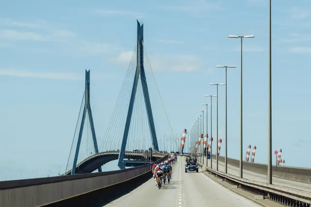 Über die Köhlbrandbrücke ging es für die Radsportelite – ein visuelles Highlight | Foto: Marcel Hilger