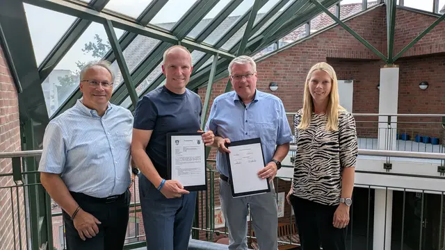 Mit den unterzeichneten Projektsteckbriefen (v.li.): Partho Banerjea und Tobias Handtke (Neu Wulmstorf) sowie Matthias Riel und Sandra Cordes (Jork) | Foto: Gemeinde Neu Wulmstorf