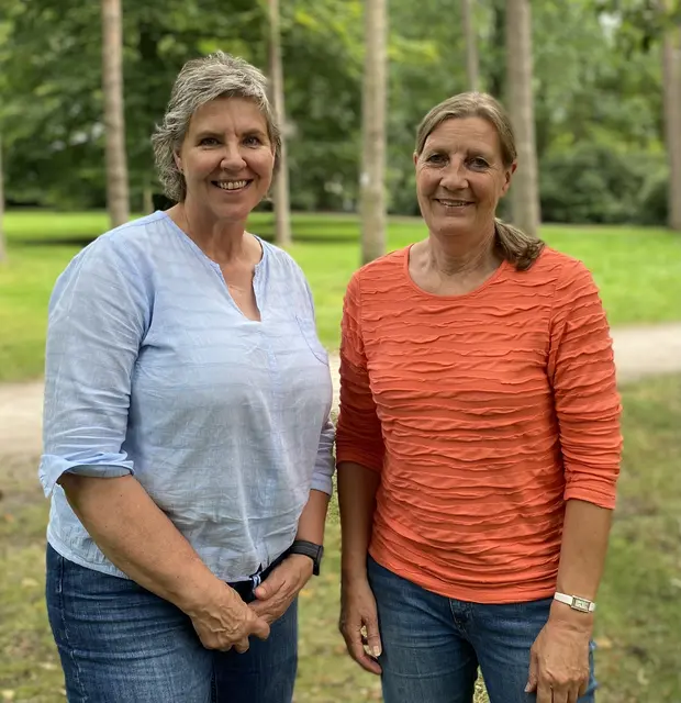 Marion Peters  (li.) und Kreislandfrauenvorsitzende Sybille Kahnenbley freuen sich auf viele interessierte Motorradfahrerinnen | Foto: Landfrauen