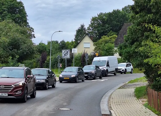 Soll das noch Monate so bleiben? Im Moment wälzen sich Autoschlangen durch die Dörfer an der Autobahnauffahrt Tötensen | Foto: Schubert