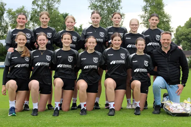 Die Mädchen des MTV Wangersen bedanken sich bei Marco Hinck für die neuen Trikots. | Foto: MTV Wangersen