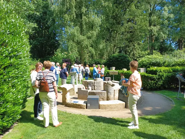 Auf dem Ohlsdorfer Friedhof besichtigten die Landfrauen auch den Garten der Frauen | Foto: Landfrauenverein Pattensen und Umgebung
