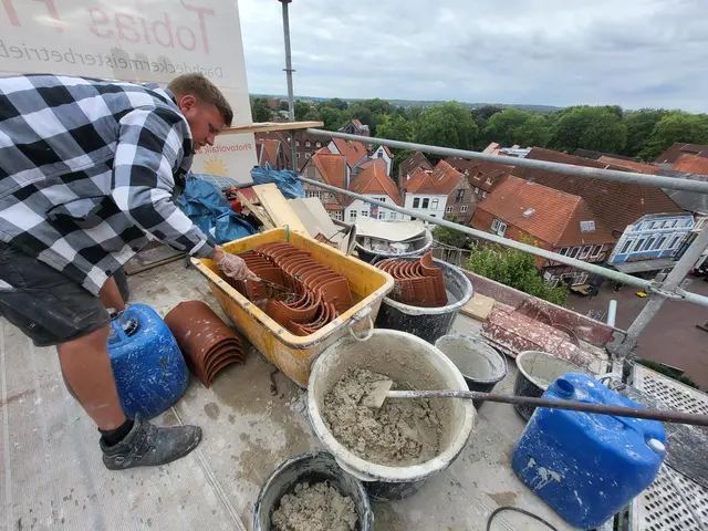 Kevin Steinbach prüft die Ziegel und mischt den Mörtel an